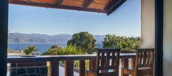 Tropical Oasis with Jacuzzi - Lush Garden and Lake View