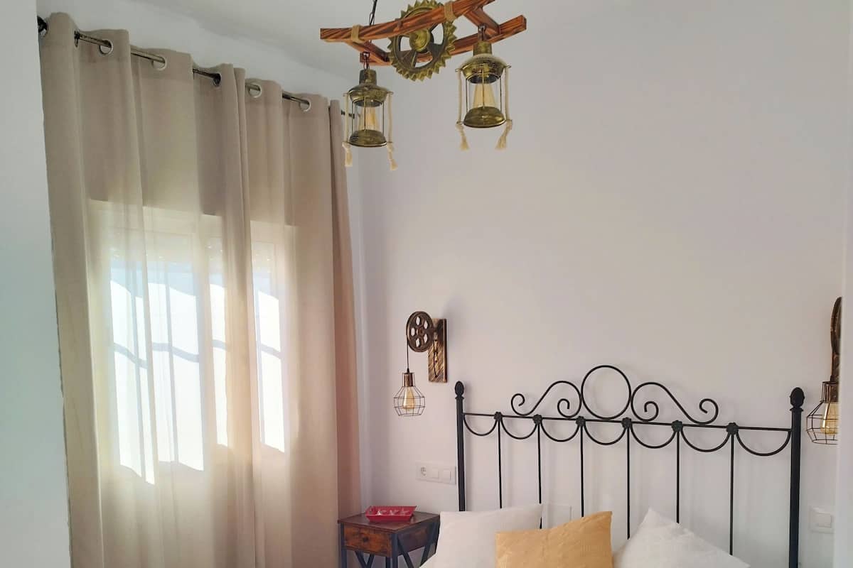 Family Room (Habitación triple familiar (2)) | 1 bedroom, iron/ironing board, free WiFi, bed sheets