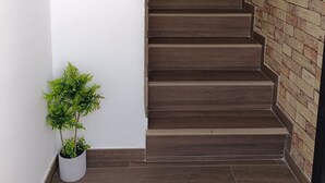 Eine Treppe mit Holzboden und einer Ziegelwand.