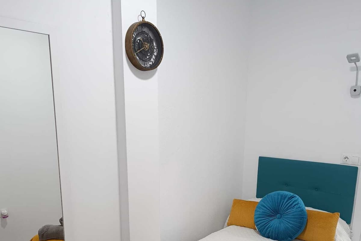 Habitacion Individual Deluxe (5) | 1 bedroom, iron/ironing board, free WiFi, bed sheets