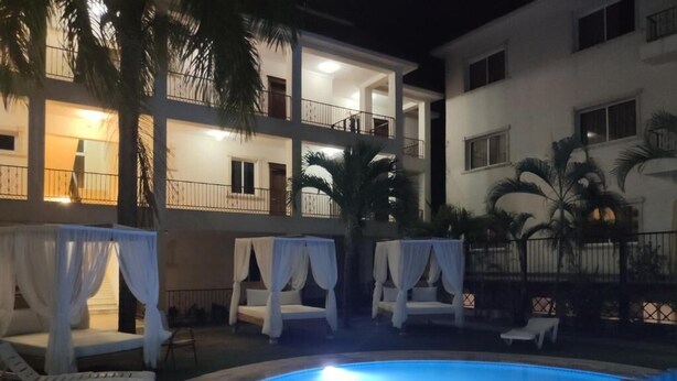 Un espace aménagé au bord de la piscine, avec des chaises longues et une piscine.