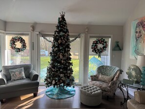 Interior - Bright & Spacious Riverside House in Quiet Squamish Neighbourhood W/Hot Tub (Squamish)