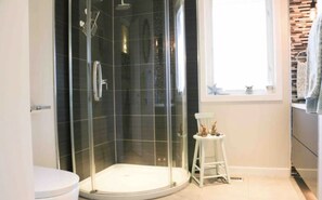 Een douche, een bubbelbad, een haardroger, handdoeken