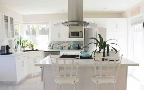 Bright & Spacious Riverside House in Quiet Squamish Neighbourhood W/Hot Tub