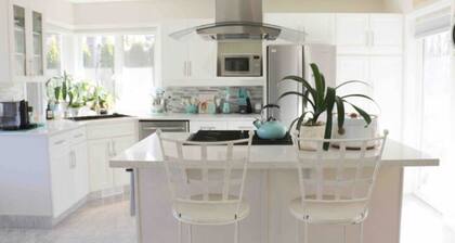 Bright & Spacious Riverside House in Quiet Squamish Neighbourhood W/Hot Tub