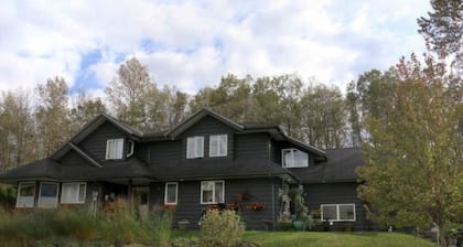 Lovely Squamish Nature Retreat W/Hot Tub