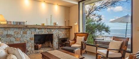 Televisor intel·ligent, llar de foc, taula de tennis de taula i llibres