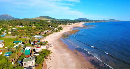 Frontline Beach House: Your Dream Vacation in a Home with private beach access