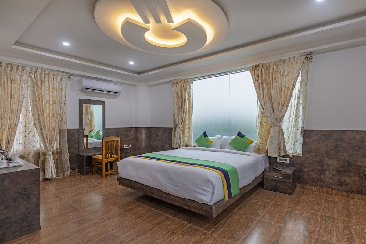 Deluxe Room | In-room safe, desk, iron/ironing board, bed sheets