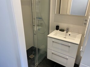 Dusche, Haartrockner, Handtücher, Seife