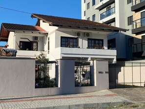 Villa | Exterior - Casa Confortável  (Joinville)