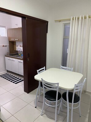 Villa | Dining - Casa Confortável  (Joinville)
