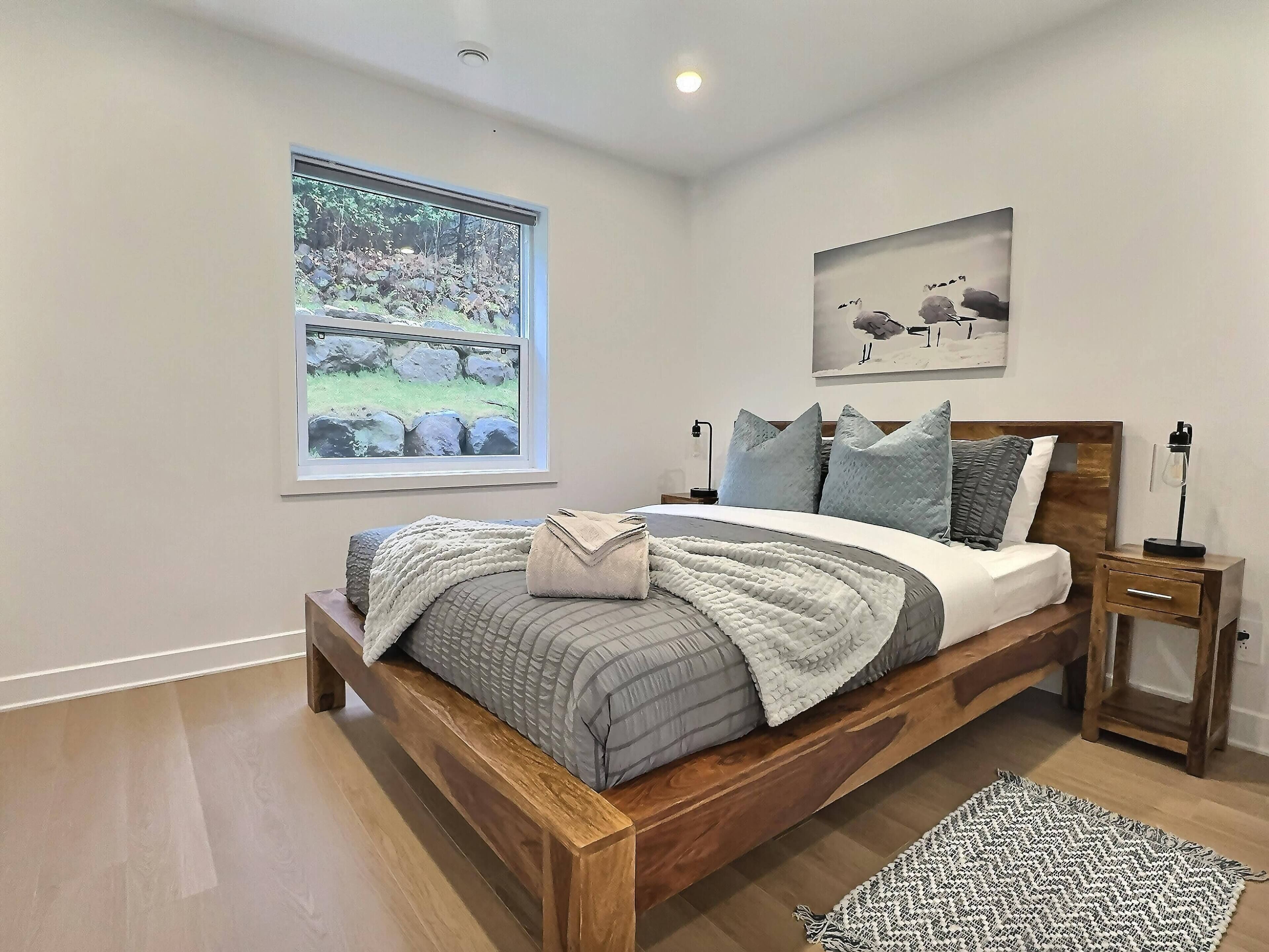 2 chambres, fer et planche à repasser, lit de bébé portatif