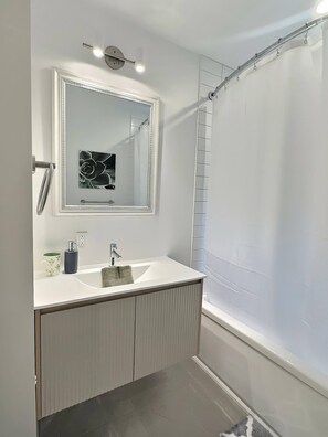 Secador de cabelo, toalhas de banho, sabonete, shampoo