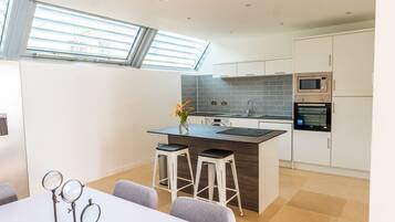 Microondas, horno, placa de cocina, lavavajillas