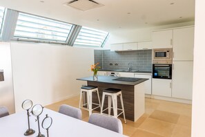 Microondas, horno, placa de cocina, lavavajillas