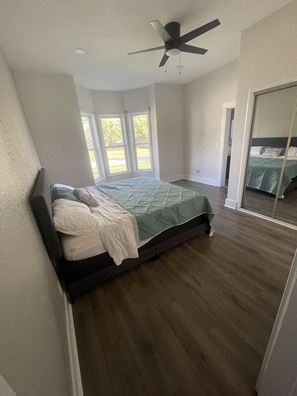 3 bedrooms, travel crib, WiFi, bed sheets