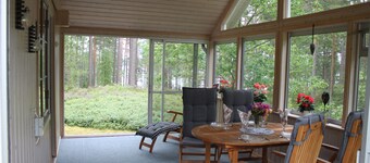 Gemütliches Kleines Häuschen an Einem See