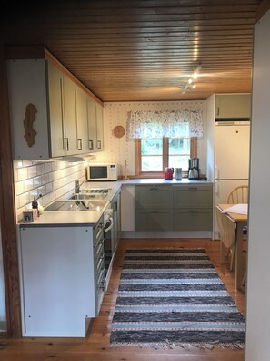 Køleskab, mikrobølgeovn, ovn, kogeplade