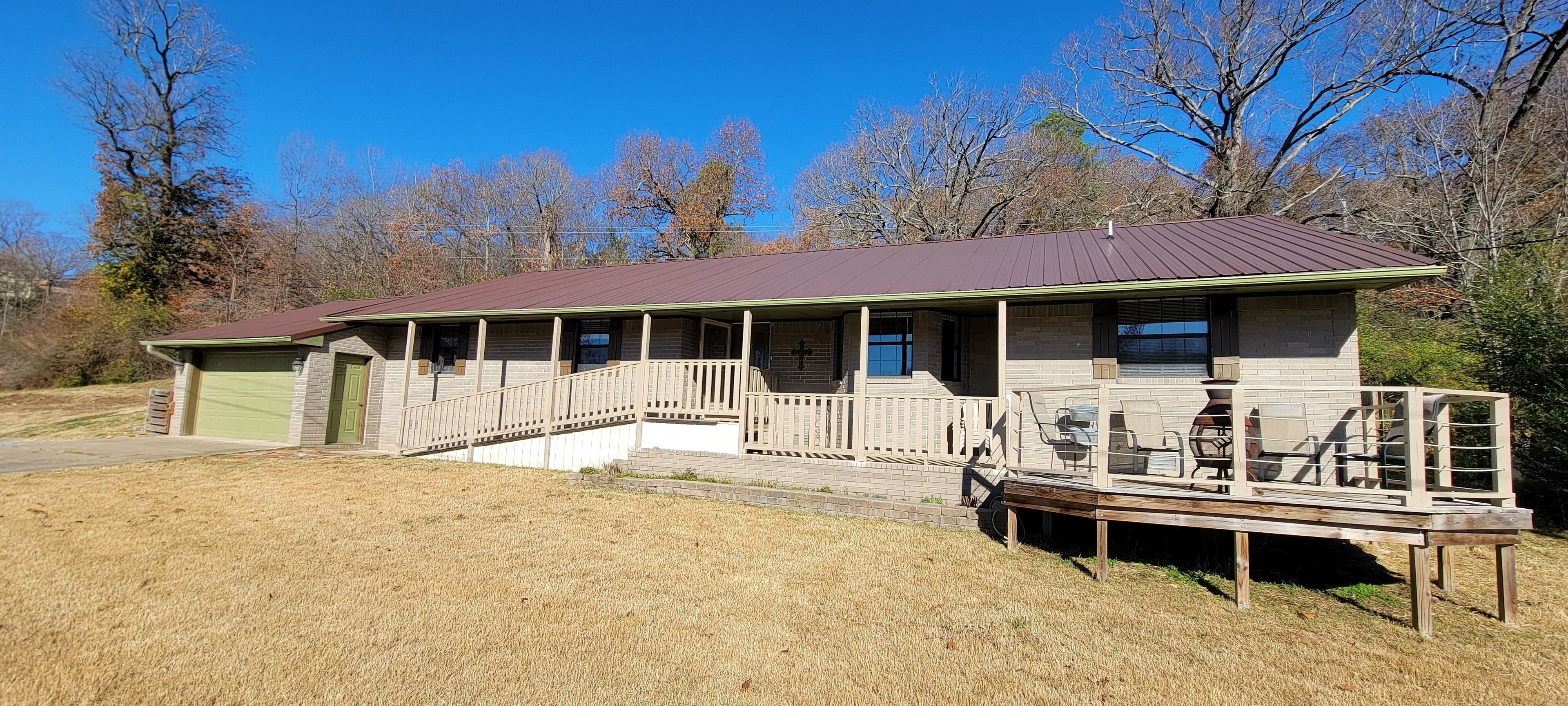 Great house on Beaver Lake. Close to town! Use of kayaks and canoe. Fire pit