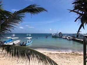 Beach nearby, sun loungers, beach towels - 3-Bedrm Home, King Beds, 3Min Walk to Beach, Rooftop Terrace & Pool, Restaurants (Puerto Morelos)