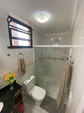 Ducha, secador de pelo, toallas, jabón