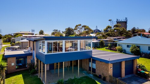 7 Murrah Street- Ample space, featuring a superb enclosed entertainment area with views