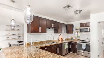 Een koelkast, een magnetron, een oven, een kookplaat