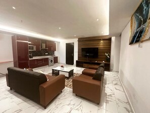 Quarto casal família, vista para a cidade | Área de estar | TV de tela plana