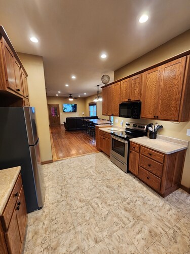 Mayor's Manor - with everything you need in a homebase get away. Pet friendly.