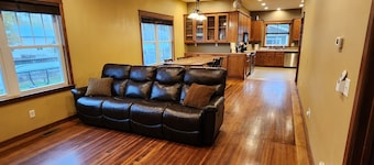 Mayor's Manor - with everything you need in a homebase get away. Pet friendly.