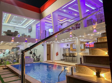 Una piscina techada, una piscina al aire libre