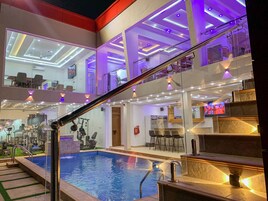 Una piscina techada, una piscina al aire libre