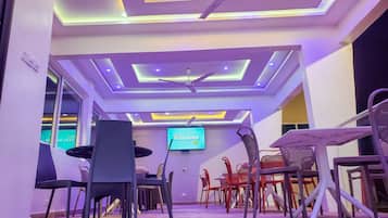 2 bares o lounges