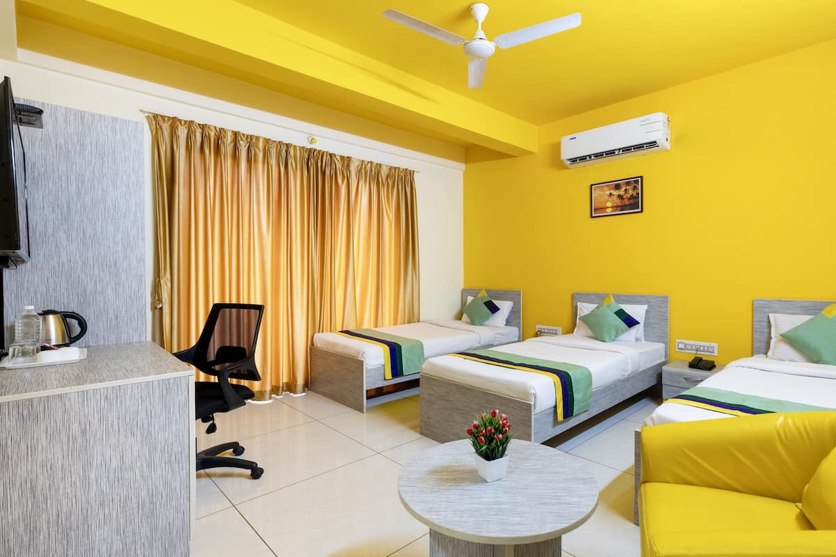 Deluxe Room | In-room safe, desk, iron/ironing board, bed sheets