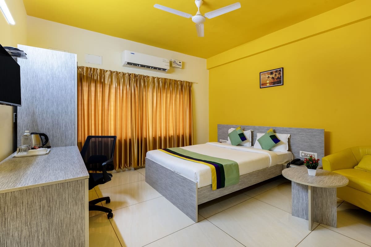 Standard Room | In-room safe, desk, iron/ironing board, bed sheets