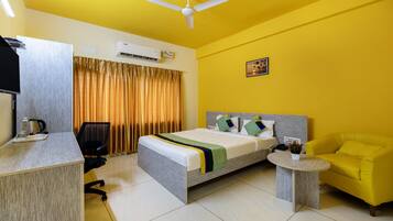 Rom – standard | Safe på rommet, skrivebord, strykejern/-brett og sengetøy