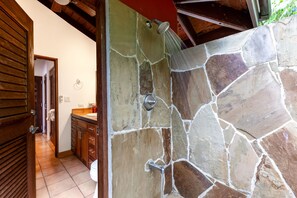 Douche, sèche-cheveux, serviettes fournies, savon