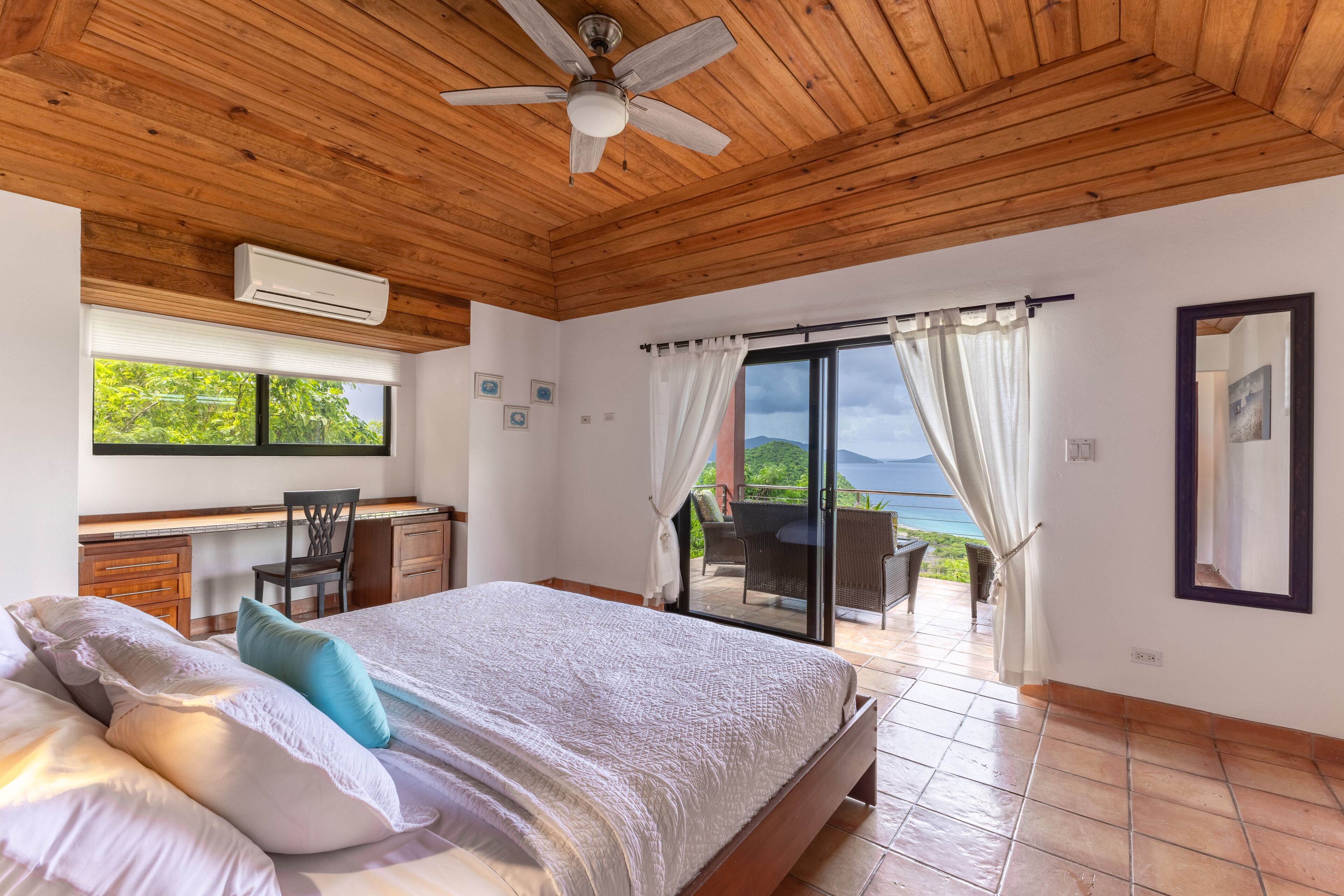 5 Schlafzimmer, Schreibtisch, Bügeleisen/Bügelbrett, kostenloses WLAN