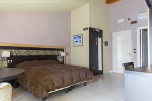 MAESTRALE | Minibar, skrivebord, skrivebord for bærbar PC og wi-fi (inkludert)