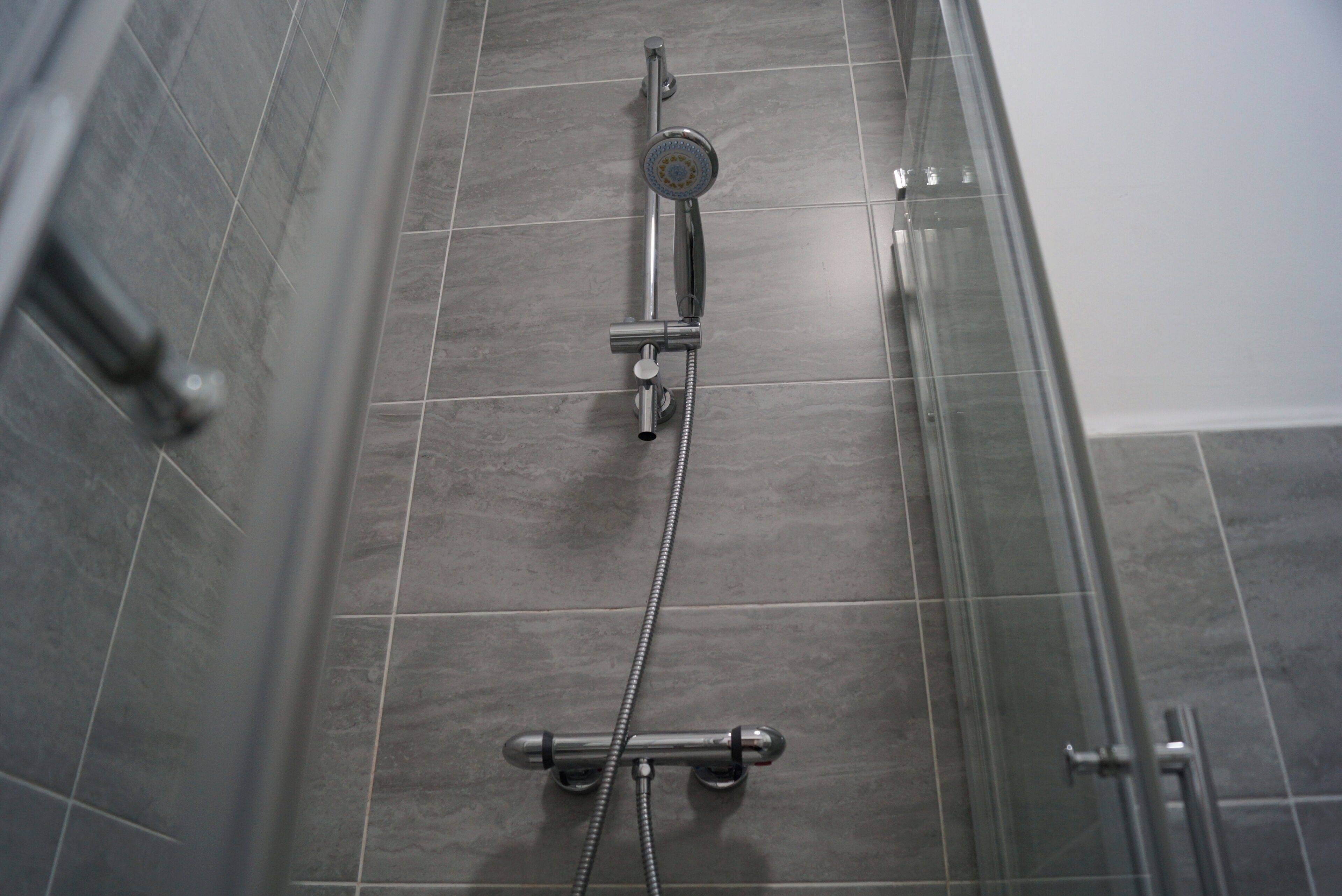 Douche, séchoir à cheveux, serviettes fournies
