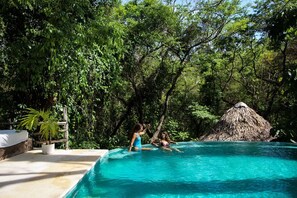 Piscina all'aperto, una piscina riscaldata