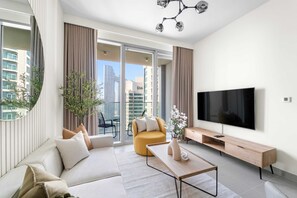 Appartamento Royal, 2 camere da letto, vista città | Area soggiorno | TV LED 43 pollici con canali via cavo