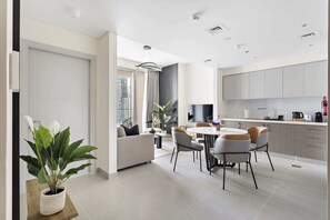 Apartament Club | Sala d'estar | Televisor LED de 43 polzades amb canals per cable
