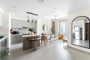 Royal appartement, 2 slaapkamers, uitzicht op stad | Privékeuken | Een koelkast/vriezer, een magnetron, een oven, een kookplaat