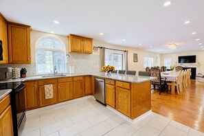 Køleskab, mikrobølgeovn, ovn, kogeplade