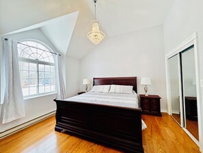 5 bedrooms, desk, iron/ironing board, travel crib