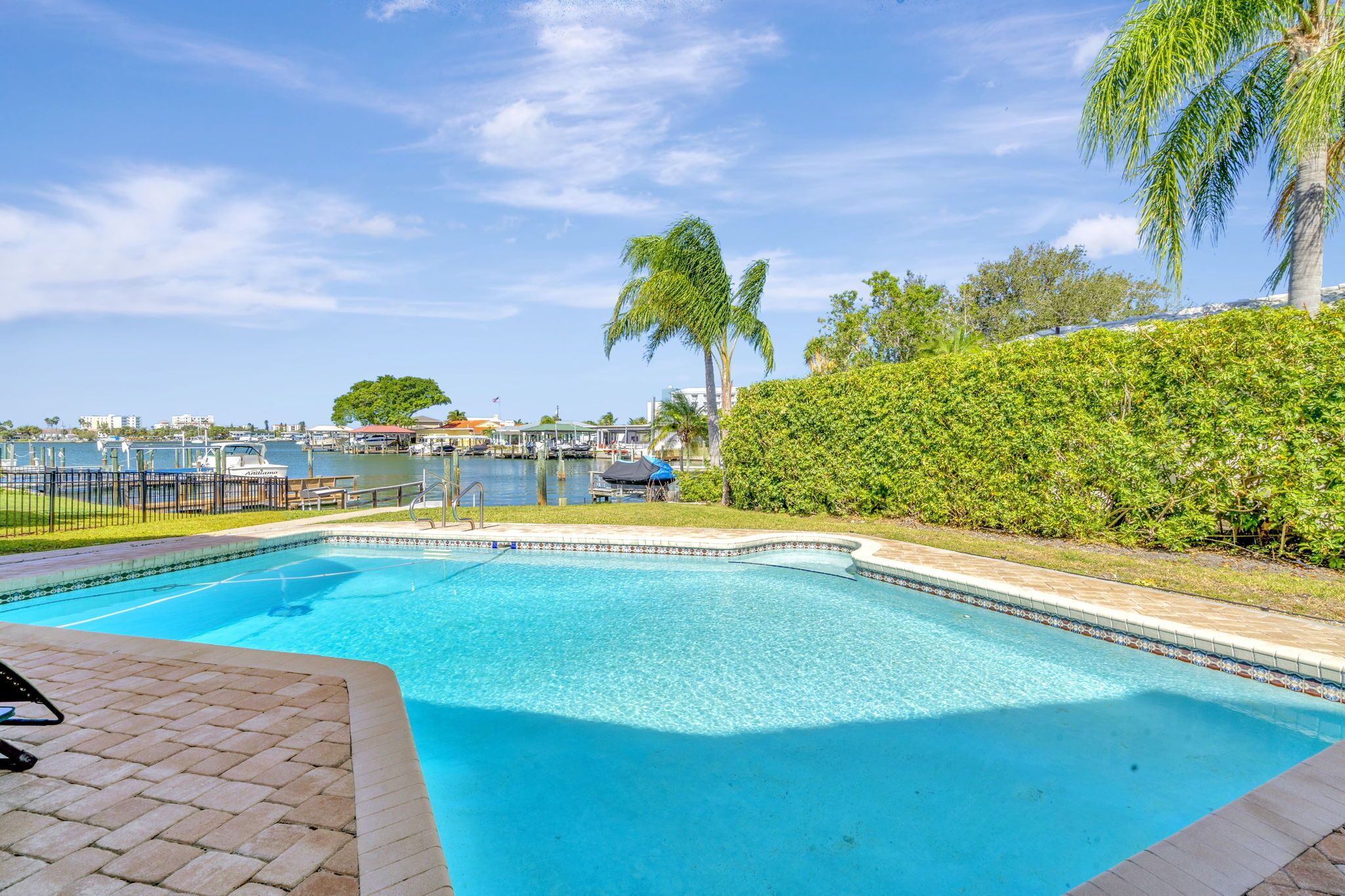 Clearwater Beach! Waterfront Modern Villa 4BD/2openLoft/4BT Pool /Boat Deck. 14p