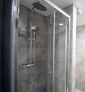 Casa | Baño | Ducha, secador de pelo y toallas
