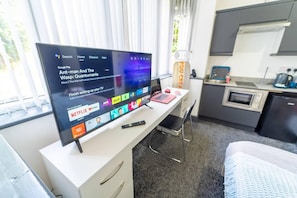 Talo | Yksityinen keittiö | Jääkaappi, mikroaaltouuni, uuni, liesi